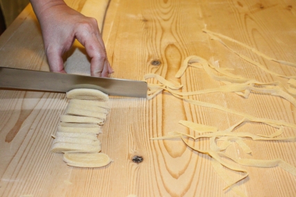 how_to_cut_the_fresh_egg_pasta_with_a_knife_the_art_of_pasta_making_in_italy